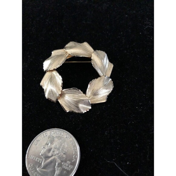 Elegant Gold-tone Leaf Wreath Circle Brooch 1960s vintage - Picture 4 of 5